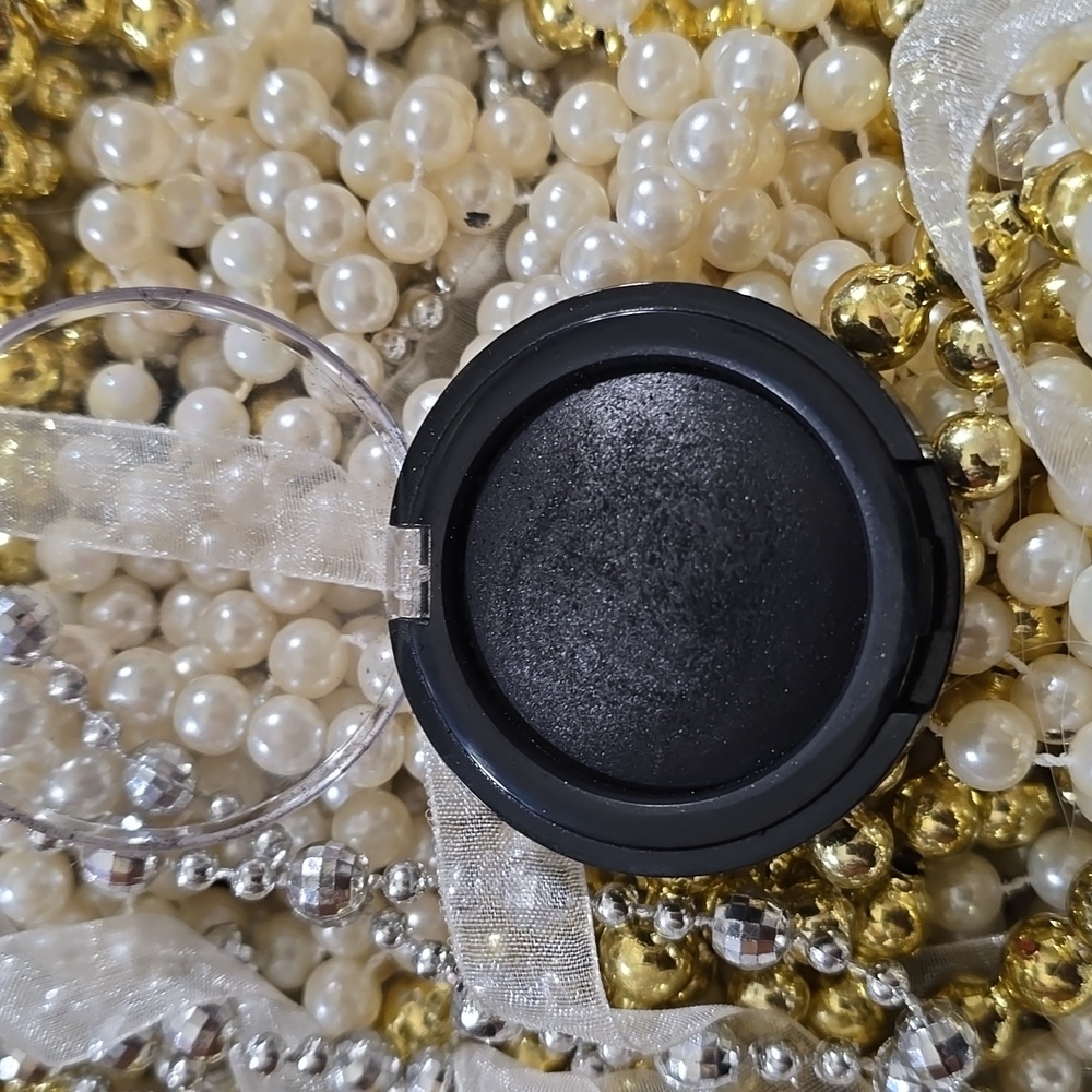 Pat McGrath  Dark Matter pigment